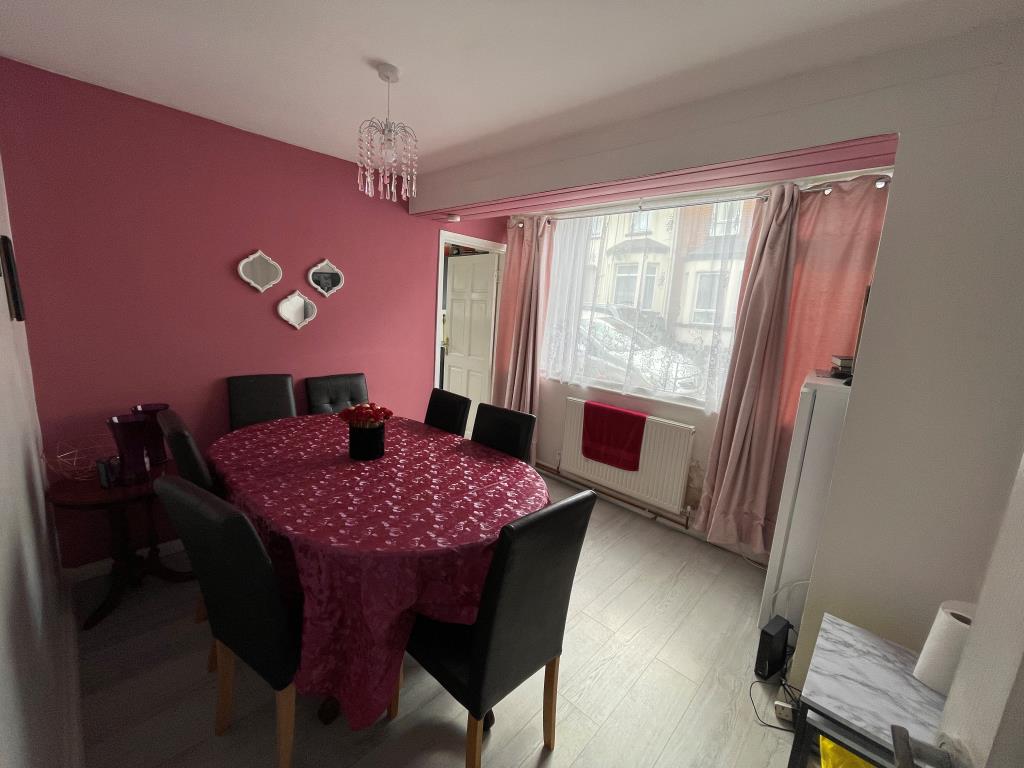 Lot: 129 - FREEHOLD RESIDENTIAL INVESTMENT FOUR-BEDROOM HOUSE AND TWO STUDIOS - Dining room with access to kitchen